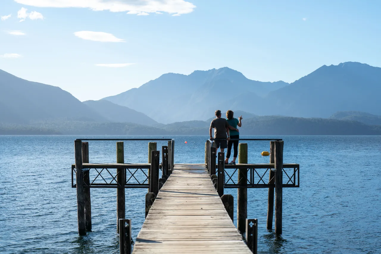 455307-te-anau-lakefront-southland-new-zealand-credit-great-south-2-web-optimised-1280px-webp