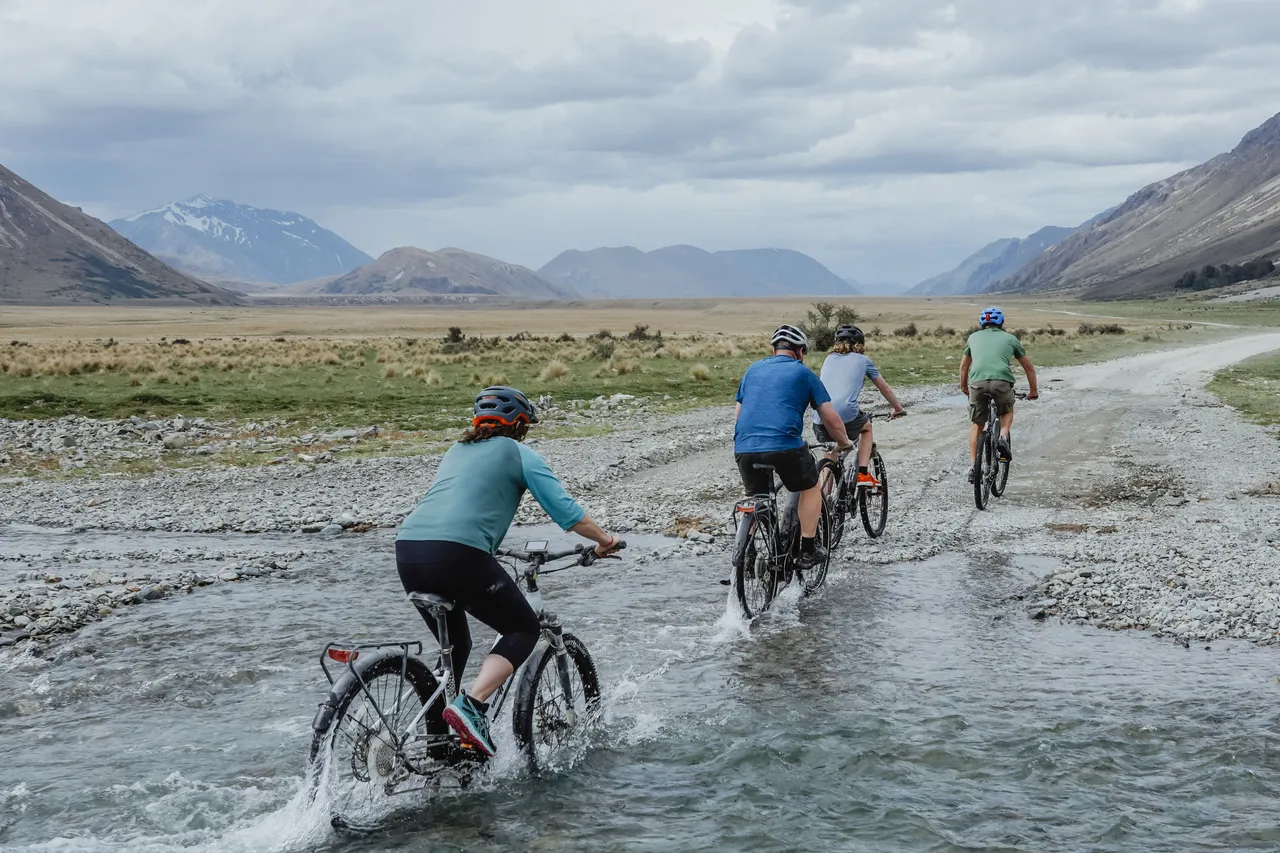 455652-around-the-mountains-cycle-trail-gorge-burn-ford-von-valley-southland-new-zealand-credit-great-south-9-web-optimised-1280px-webp